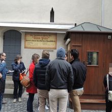 10時になっても係員が来ない、客が集まってきた。