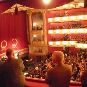 ドイツを代表するオペラハウスはラフな服装の人が多くて気軽にオペラ鑑賞できます。