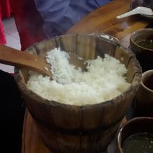 桶に入ったほかほか白米が旨い