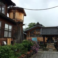 隣には病気快癒を願い「泉仏 お湯かけ薬師如来」が