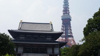 東京タワーとお寺の風景が都会的