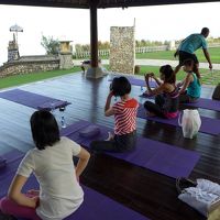 朝６時半から１時間のヨガ教室。いい汗をかきました。