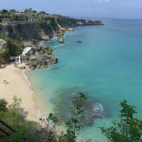 ホテルのプライベートビーチ。ベッド、タオル、お水有り。