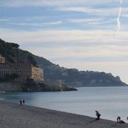 初冬なのに、海水浴をする人々