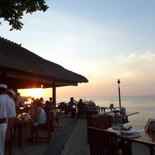 沈み行く夕陽を眺めながら食べられる席をリクエストすべし！