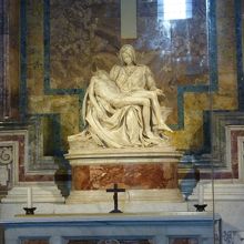 後ろの壁も作品を引き立たせています