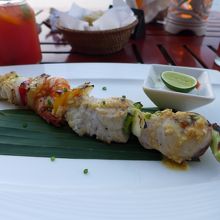 海鮮串焼き。イカ、海老、お魚。これ１本でもボリュームある