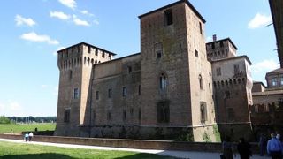 マントヴァのサンジョルジョ城はフェッラーラのエステンセ城とよく似ています♪