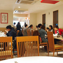 改装したてで明るい店内