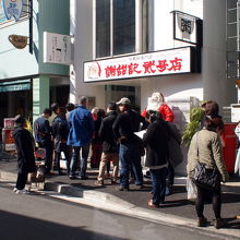 朝から行列の出来る人気店