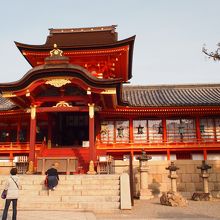 立派な本殿です。やはり親子連れの姿もありました。