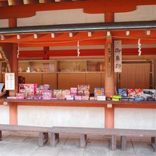 鮮やかな朱色が眩しいです