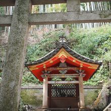 山を少しくだったところにある石清水社と清水