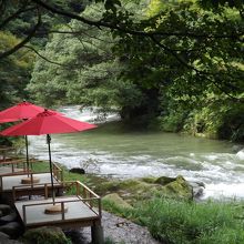 鶴仙峡の川床周辺の風景
