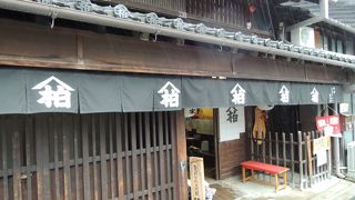 目の錯覚でなない屋根の緩やかなカーブ