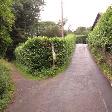 フットパス入ってまっすぐ行かずに、すぐ左に入っていくのが正解