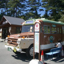 五色沼入り口まで、このレトロなボンネットバスに乗って移動