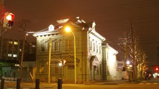 夜間ライトアップの綺麗、和洋折衷のモスグリーンの洋館