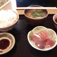 味はまあまあのマグロ刺身と豚汁でした。