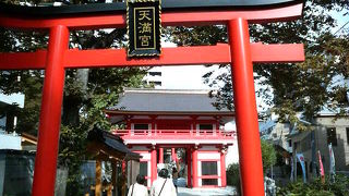 新築って感じで風情が微妙な西新宿の神社