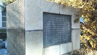 明治からの勝鬨橋の長い歴史を伝える記念碑