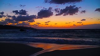 西向きの海岸なので夕日の名所になっている、駐車スペースたっぷり