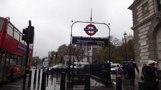 ロンドン観光中に何度か通過した駅です