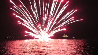 ６か月間、毎日２０分間の花火ショー