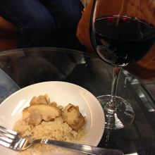 チキンライスと赤ワインをいただきました（ターミナル３）