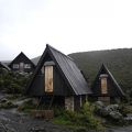 幻想的な植物に囲まれる山小屋です。