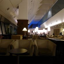 ターミナル２のラウンジ内部。深夜なので照明落としてます。