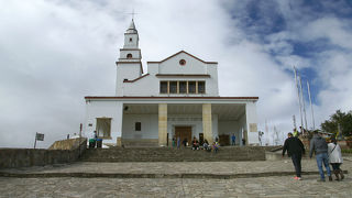 富士山クラスの標高でボゴタを一望できる丘の上の教会