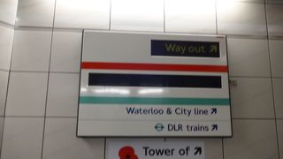 バンク駅とモニュメント駅は、地下通路で繋がっていました！