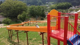 動物のいる無料設備が整った緑豊かな公園です