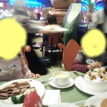 右側にあるのがケーキです。