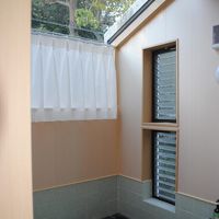 ガラス窓の天井で、青空を見ながら温泉につかります。