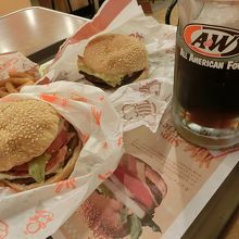 モッツァバーガーとルートビア