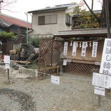 右手は「輪投げ社」、左手には「銭洗弁財天」と何でもあり