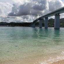 橋のたもとから