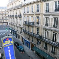 部屋の窓からの眺め。左手に見える大通りがオペラ通り。