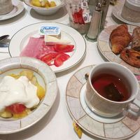 バイキング形式です。パンとチーズが美味。