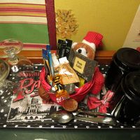 お茶のセットとクッキーが可愛いかごに入ってます。