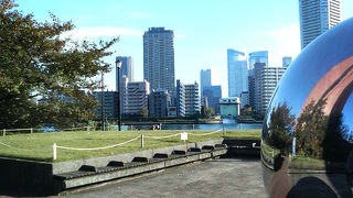 隅田川に面していて勝鬨橋がよく見えます