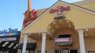 ヤフオクドームそばにあるハードロックカフェでDVDを見ながらランチをしました。