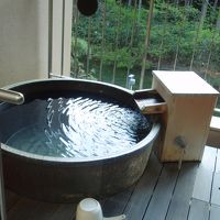 客室に付いている露天風呂です。