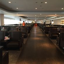 横に広いラウンジ