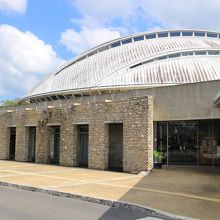 路線バスが入り口目の前まで入ってくる