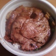 豚丼９５０円です。