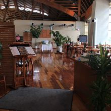 ２階にはゆっくりくつろげるレストラン、手ごろな価格