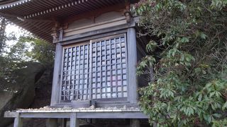 小さいお堂が並んでます